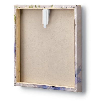 A képen egy négyzet alakú kifeszített vászon hátoldala látható, egy szabadon álló fakerettel és látható kapcsokkal a szélek mentén. A vászon felett egy Command™ vászonakasztó a 3M Deutschland GmbH-tól van rögzítve a falra akasztáshoz.