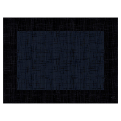 Egy absztrakt kép, amely egy nagy, sötétkék téglalapot mutat, strukturált rácsmintával, amely a Duni GmbH által készített, igényes Duni Dunicel® 30 x 40 cm-es „Linnea Black“ asztalterítőjére emlékeztet, egy fekete háttér előtt, amely tükrözi a rácsstruktúrát.