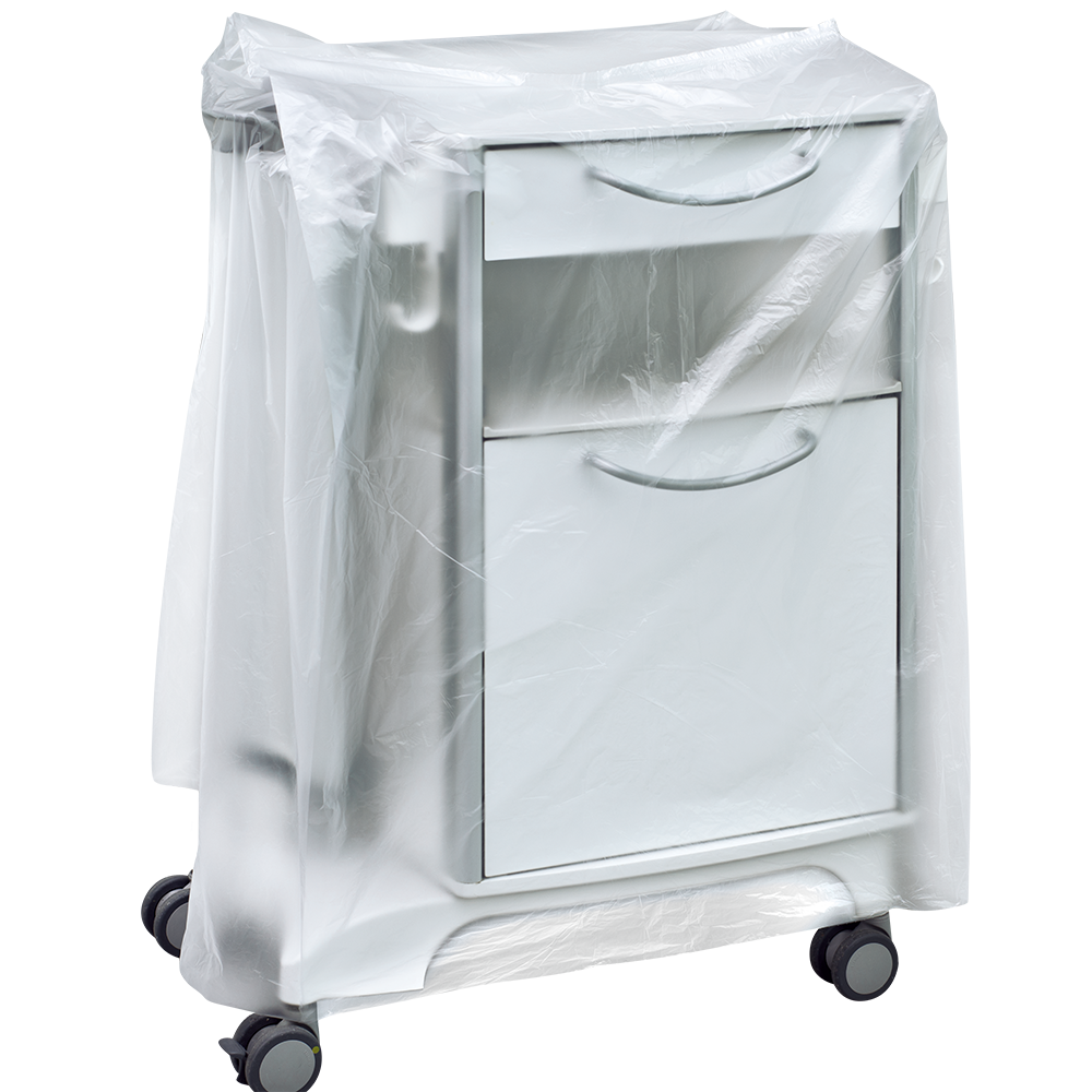 Ein weißer medizinischer Nachttisch auf Rollen ist teilweise mit einer transparenten DEISS 59867 Nachttischhaube (600+500x1000x0,01 mm) der EMIL DEISS KG abgedeckt, die die Schubladen und Griffe verdeckt. Der Hintergrund ist schlicht und neutral.