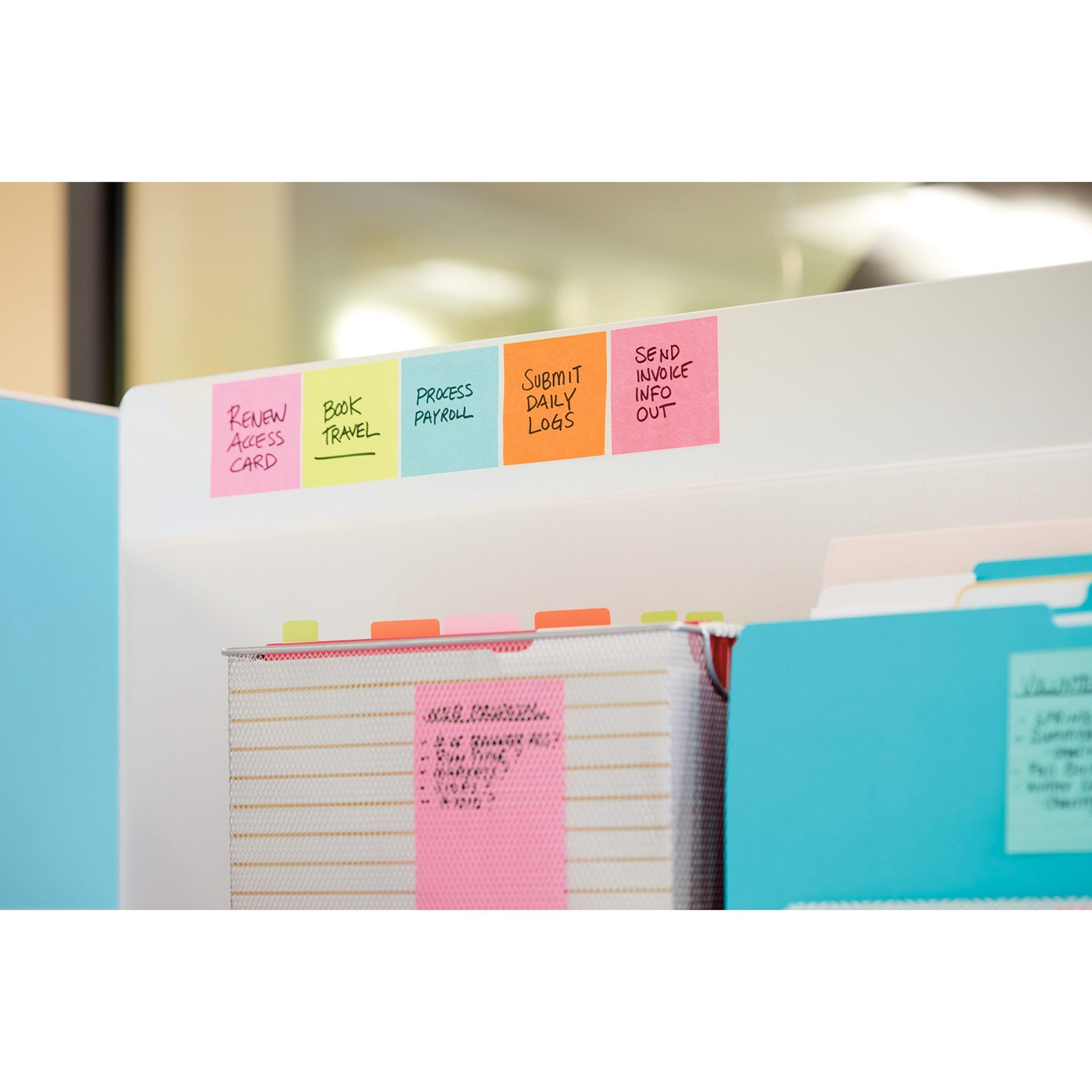 Fünf Post-it® Super Sticky Notes (76 mm x 127 mm, 90 Blatt/Block, 100% PEFC) von 3M Deutschland GmbH zeigen auf einem weißen Trennblatt über Ordnern und einer Pinnwand Büroaufgaben wie die Überprüfung von Zutrittskarten und die Bearbeitung von Gehaltsabrechnungen.