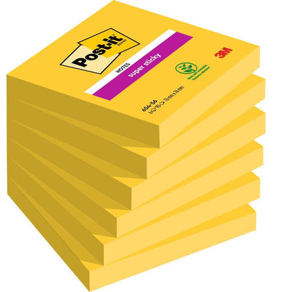 Egy csomag hat téglalap alakú sárga Post-it® jegyzetlapokkal, 76 x 76 mm, 90 lap/blokk, a 3M Deutschland GmbH-tól. A felső blokk egy magentaszínű "Super Sticky" címkével van ellátva. 100%-ban PEFC tanúsítvánnyal rendelkező papírból készült (SGSCH-PEFC-COC-110078).