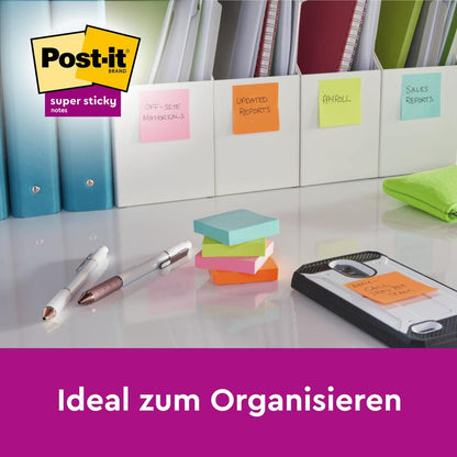 Egy rendezett íróasztal mutat mappákat, amelyek színes Post-it® Super Sticky Notes (47,6 mm x 47,6 mm, 90 lap/Blokk, 100% PEFC) a 3M Deutschland GmbH-tól feliratozva vannak. A Post-it Super Sticky logó felett az "Ideális a szervezéshez" szöveg áll.