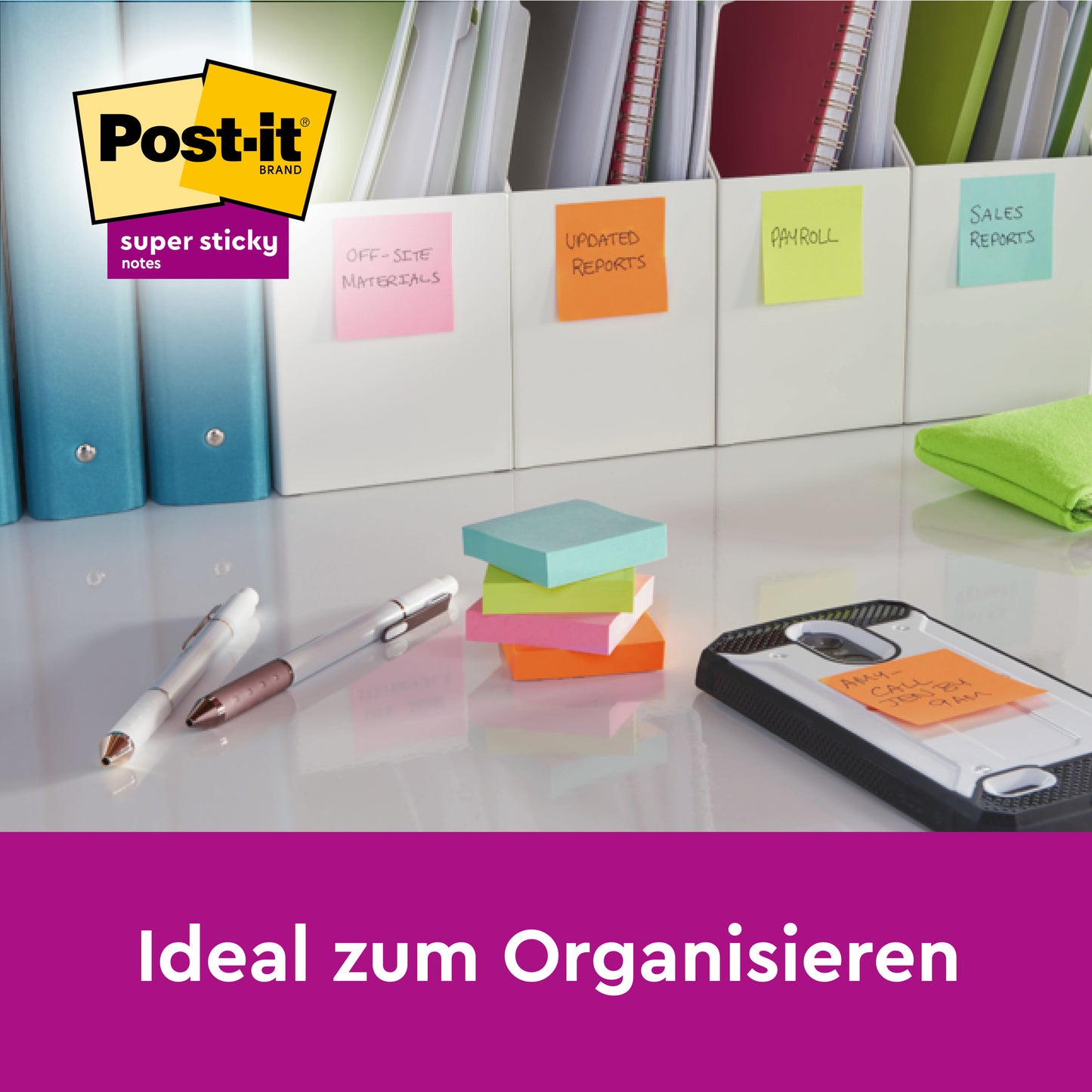 Egy íróasztalon felcímkézett mappák találhatók színes jegyzetekkel, tollakkal, mappákkal, egy telefonnal és egy halom 3M Post-it® Super Sticky Z-Notes (76x76 mm, sárga) jegyzettel egy PRO fekete adagolóban. Logo bal felső sarokban; szöveg alul: "Ideális a szervezéshez.