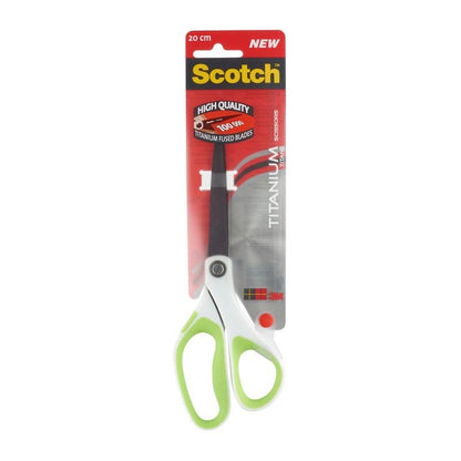 Egy pár Scotch™ titánium olló, 20 cm, a 3M Deutschland GmbH-tól, fehér és zöld színben, piros-szürke kártyán csomagolva, "NEW" és "HIGH QUALITY" felirattal, részben látható titánbevonatú pengékkel.