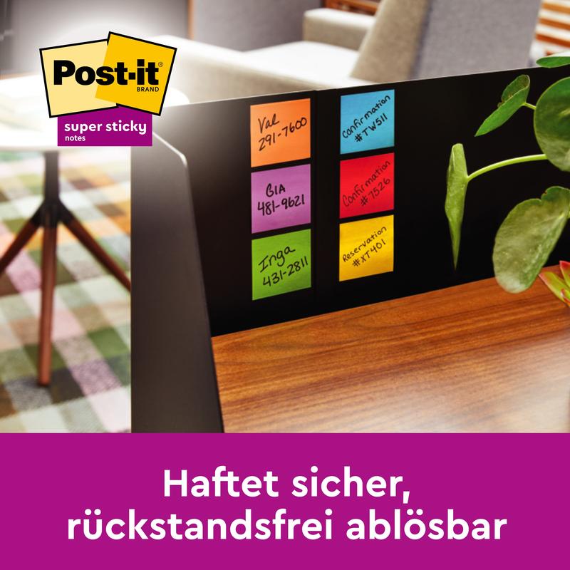 Közelkép sárga Post-it® jegyzetlapokról (76 x 76 mm, 90 lap/blokk, 6 blokk/csomag, 100% PEFC, SGSCH-PEFC-COC-110078) a 3M Deutschland GmbH-tól, monitor szélén kézzel írt jegyzetekkel. "Biztosan tapad, maradvány nélkül eltávolítható."