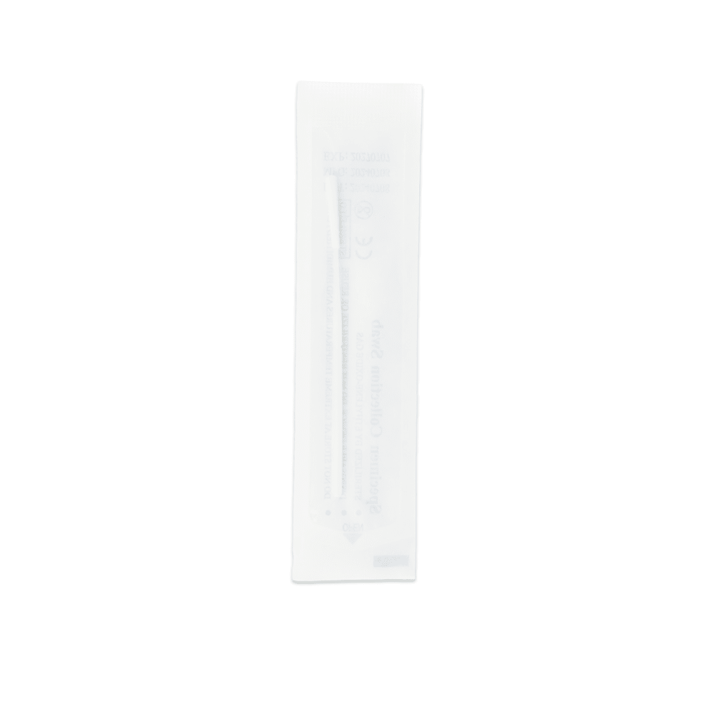 Egyetlen steril tampon az Altruan Combo 9in1 DVOT Professional gyors teszthez (SARS-CoV-2, Influenza A+B, RSV és mások) átlátszó műanyag és papír csomagolásban van lezárva, és függőlegesen áll fehér háttér előtt.