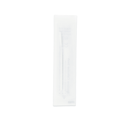 Egyetlen steril tampon az Altruan Combo 9in1 DVOT Professional gyors teszthez (SARS-CoV-2, Influenza A+B, RSV és mások) átlátszó műanyag és papír csomagolásban van lezárva, és függőlegesen áll fehér háttér előtt.