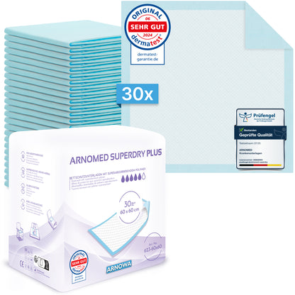 Ein Stapel von 30 blauen ARNOMED SUPERDRY PLUS Extra saugfähige Krankenunterlage mit SAP von ARNOWA GmbH, eine aufgefaltet. Zertifizierungssiegel und Superabsorber-Symbole unterstreichen ihre zuverlässige Inkontinenz-Pflege.