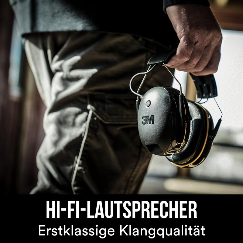 Egy személy tart egy fekete 3M™ WorkTunes™ Connect fültokos hallásvédőt 90543E Bluetooth® (SNR 31 dB) a 3M Deutschland GmbH-tól. Az alatta lévő szöveg németül: "HI-FI HANGSZÓRÓ Kiváló hangminőség".