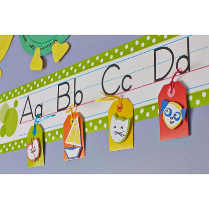 Egy osztálytermi falikijelző Aa, Bb, Cc, Dd betűkkel a 3M Deutschland GmbH Scotch-FIX™ Eltávolítható Rögzítő Négyzetek 108-ST64-P (12,7 mm x 12,7 mm, 64 darab/csomag) segítségével tisztán és ideiglenesen szerelhető és eltávolítható.