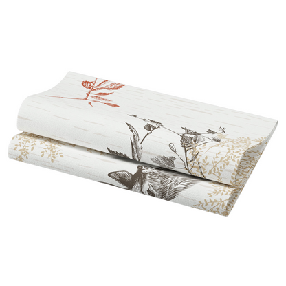 Egy összehajtogatott anyagdarab, amelynek dizájnját a természet ihlette levelek és virágok alkotják piros, barna és bézs árnyalatokban, tükrözi a Duni Bio Dunisoft® szalvéta eleganciáját. Alkalmas otthoni dekorációra, például függönyökhöz vagy kárpitozáshoz.