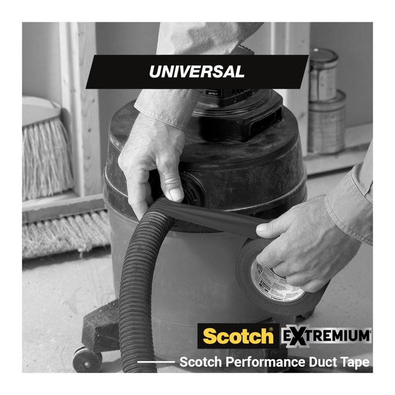 Egy személy Scotch® Extremium™ univerzális ragasztószalagot, 3 m x 19 mm a 3M Deutschland GmbH-tól, teker egy műhelyi porszívócső csatlakozójára egy műhelyben. A képen a "UNIVERSAL" és a "Scotch EXTREMIUM" vastagított címkék láthatók.