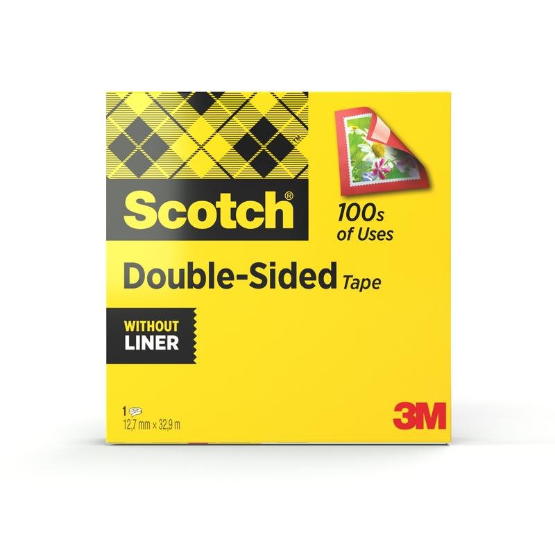Egy sárga doboz 3M Deutschland GmbH Scotch® kétoldalas ragasztószalag (1 tekercs, 12 mm x 33 m) kockás mintával, egy ragasztott fotóval és a "100s of uses" szöveggel. Jobb alsó sarokban a 3M logó látható.