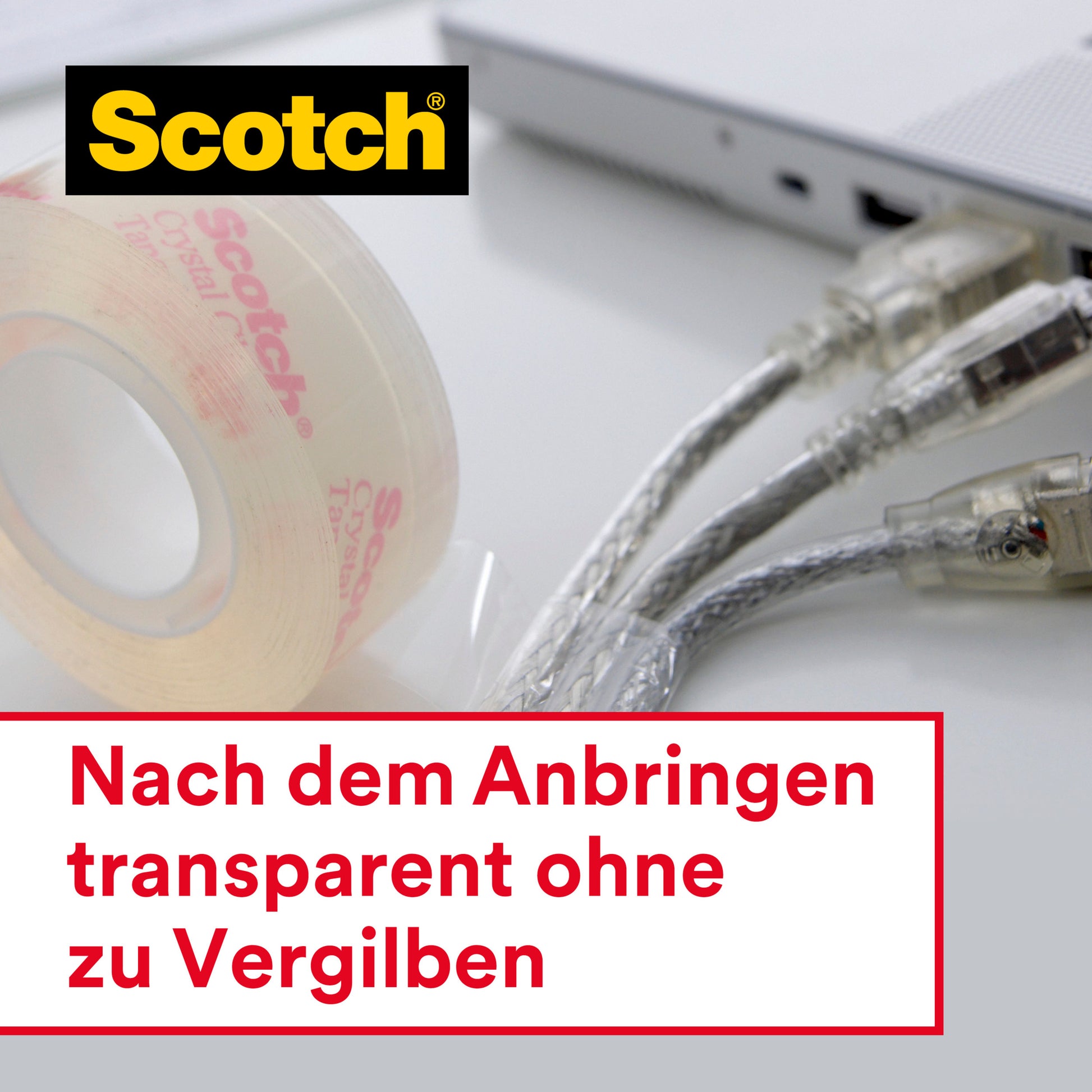 Eine Rolle Scotch® Crystal Klebeband (19mm x 25m + 5m GRATIS) von 3M Deutschland GmbH liegt auf einem Schreibtisch neben einem Laptop und Kabeln. Die deutsche Aufschrift: "Nach dem Anbringen transparent ohne zu Vergilben.