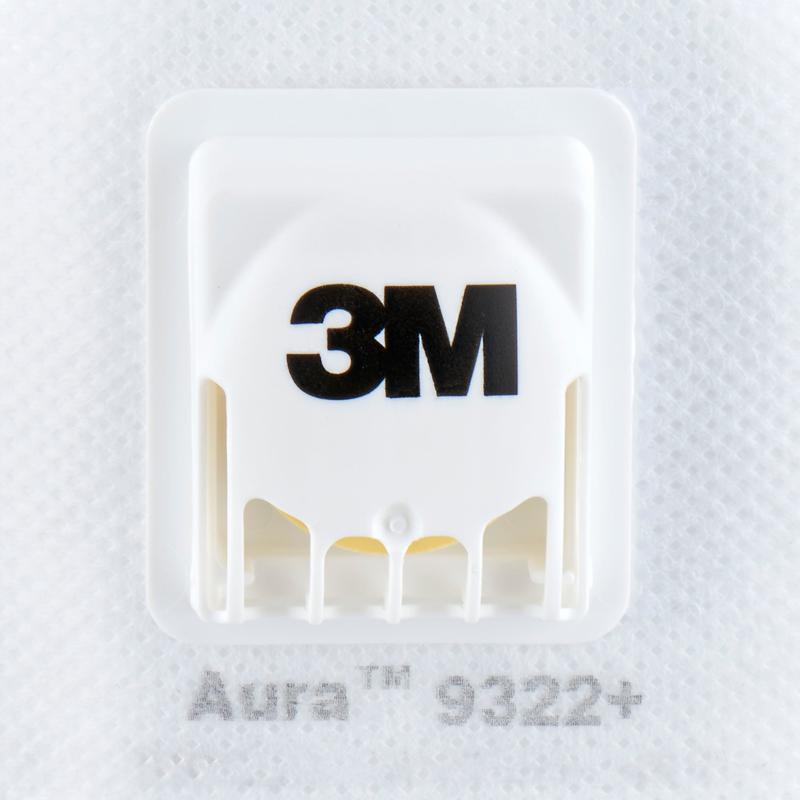 Egy fehér 3M™ Aura™ Comfort Cool Flow™ részecskeszűrős maszk 9322+, FFP2, szeleppel a 3M Deutschland GmbH-tól, amely a márka szelepet és az "Aura 9322+" szöveget mutatja a maszk anyagán.