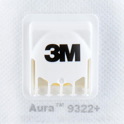 Egy fehér 3M™ Aura™ Comfort Cool Flow™ részecskeszűrős maszk 9322+, FFP2, szeleppel a 3M Deutschland GmbH-tól, amely a márka szelepet és az "Aura 9322+" szöveget mutatja a maszk anyagán.