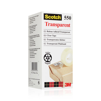 Eine Schachtel Scotch® Transparentes Klebeband 550 der 3M Deutschland GmbH in weißer Verpackung mit roten und gelben Akzenten zeigt auf der Vorderseite mehrsprachige Angaben und eine Abbildung des Klebebandes bei der Verwendung auf einem Paket.