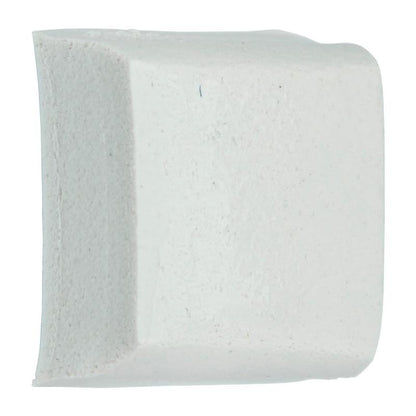 Egy közeli kép egyetlen Scotch-FIX™ Eltávolítható Rögzítő Négyzetről (12,7 x 12,7 mm) a 3M Deutschland GmbH-tól sima felülettel és lekerekített élekkel. Mint egy radír, tiszta alkalmazást tesz lehetővé és nem hagy nyomot a fehér alapon. A csomag 64 darabot tartalmaz.