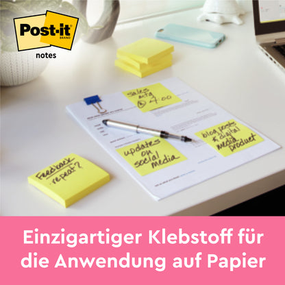 Egy íróasztal 3M Deutschland GmbH sárga Post-it® jegyzeteivel, 101 x 101 mm (200 lap/tömb), amelyek papírra vannak rögzítve, más jegyzetekkel, tollal és jegyzetfüzettel körülvéve. Egyedi ragasztó papírhoz. 100% PEFC-tanúsítvánnyal.