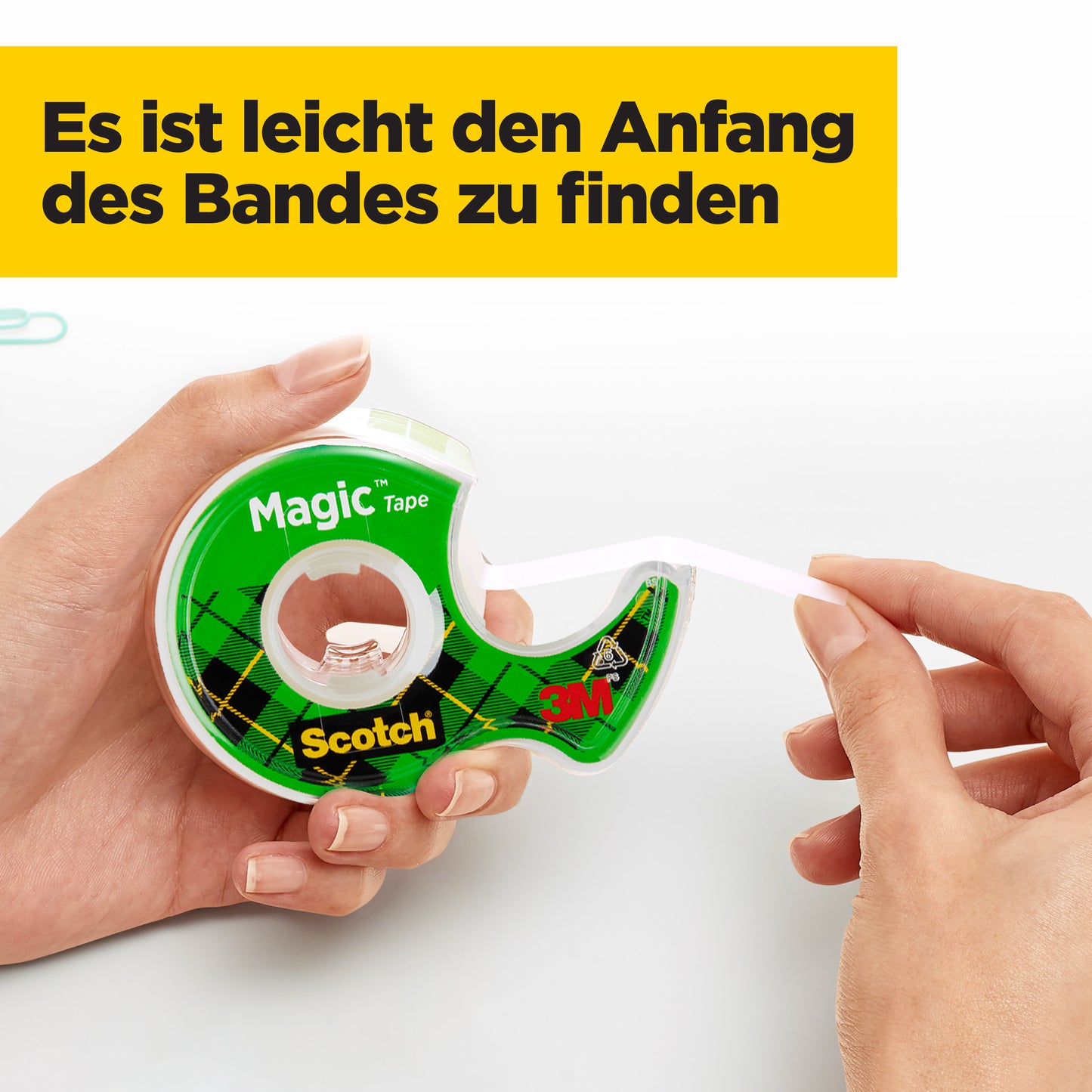 Eine Person benutzt das Scotch® Magic™ Unsichtbares Klebeband (2 Rollen, 19 mm x 12 m + 3,2 m GRATIS) und Handabroller von 3M Deutschland GmbH; darüber steht: "Es ist leicht den Anfang des Bandes zu finden.