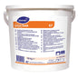 Egy 10 kg-os fehér műanyag vödör Diversey Suma Soak K7, por alakú evőeszközáztató tisztítószer ezüst részekhez, a Diversey Deutschland GmbH & Co. OHG-tól. Többnyelvű címkével és fogantyúval.