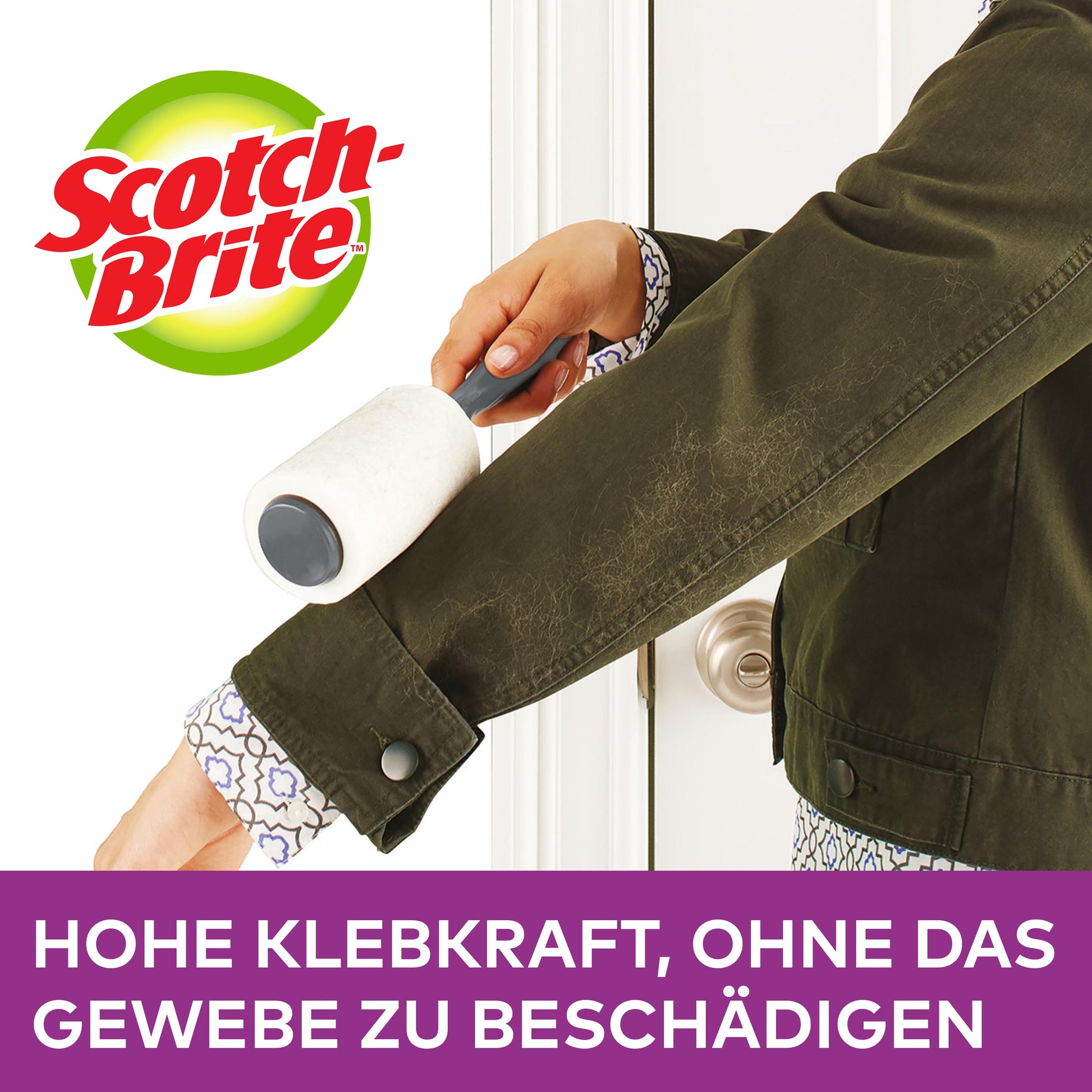 Eine Person benutzt einen Scotch-Brite™ Pet Extra Sticky* Roller für Tierhaare (48 Blatt, 1 Stück) von 3M Deutschland GmbH auf dem Ärmel einer dunkelgrünen Jacke. Text: "Hohe Klebkraft, ohne das Gewebe zu beschädigen." Logo oben links.