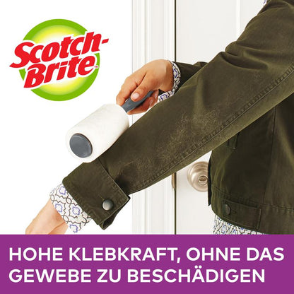 Egy személy használja a Scotch-Brite™ Pet Extra Sticky* hengert az állatszőr eltávolítására, 48 lap, 1/csomag a 3M Deutschland GmbH-tól egy sötétzöld kabát ujján. Alul áll: "MAGAS RAGADÁSI ERŐ, ANÉLKÜL, HOGY KÁROSÍTANÁ AZ ANYAGOT."