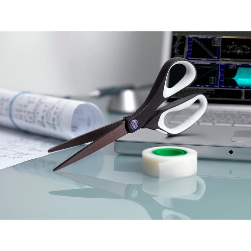 Egy 3M Deutschland GmbH Scotch™ titánium olló, 20 cm, egy tekercs átlátszó ragasztószalag, dokumentumok és egy laptop diagramokkal a képernyőn egy üvegasztalon van elhelyezve.