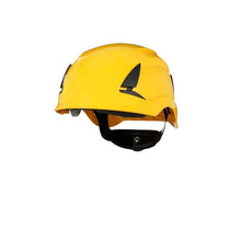 Gelber Schutzhelm mit schwarzem Kinnriemen und seitlichem Detail, frontal dargestellt auf hellem Hintergrund