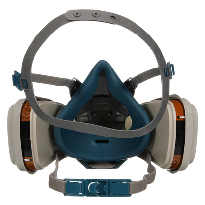 A 3M Deutschland GmbH 3M™ Quick Latch légzésvédő maszk 6502QLKIT-1 újrahasználható védelmet nyújt szerves gőzök ellen cserélhető A2P3 szűrőkkel, dupla kazettákkal, állítható pántokkal és egy kék-szürke dizájnnal - lásd elölnézet.