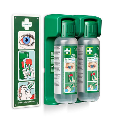 Két 500 ml-es szemöblítő palack az Orkla Wound Care AB-től egy falra szerelhető tartóban van elhelyezve (500 ml-es szemöblítéshez, 1 darab); tartalmaz egy világító figyelmeztető táblát vészhelyzet esetére.