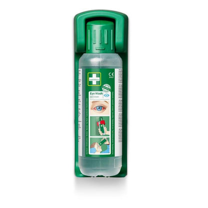 Az Orkla Wound Care AB falra szerelhető tartóban (500 ml-es szemöblítéshez) található egy 500 ml-es szemöblítő palack. A csomag tartalmaz egy sötétben világító figyelmeztető táblát, és a használati utasítás a palack címkéjén van feltüntetve.