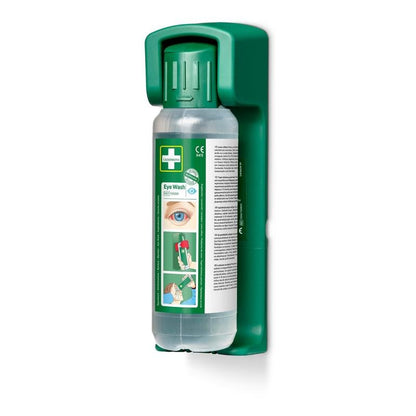 Egy zöld Orkla Wound Care AB falra szerelhető tartó tartalmaz egy 500 ml-es szemöblítő palackot zöld kupakkal, "Eye Wash" felirattal és használati utasítással; beleértve egy sötétben világító táblát. A csomag tartalmaz 1 falra szerelhető tartót vészhelyzeti szemöblítő állomásokhoz.