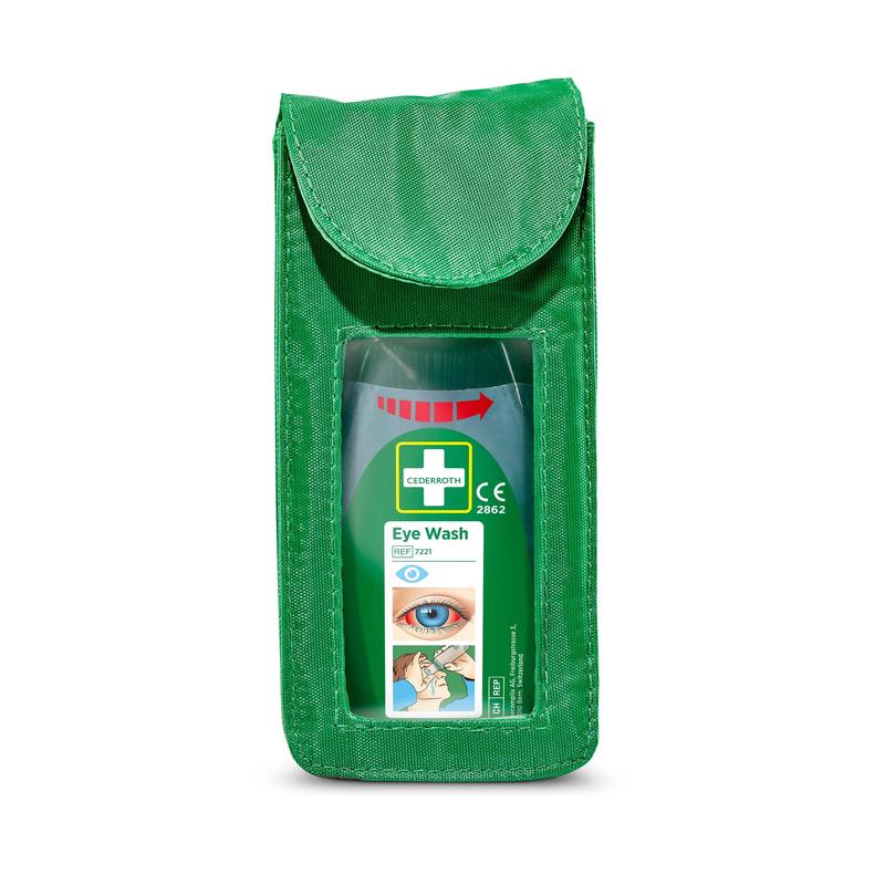 Eine grüne Cederroth Augenspülflasche in einem Orkla Wound Care AB Holster für Cederroth Augenspültasche Modell (Ref 7221). Mit Klappe, Frontetikett mit Augenabbildung, Gebrauchsanweisung und Öffnungspfeil. Geeignet für Holster Ref 7221.