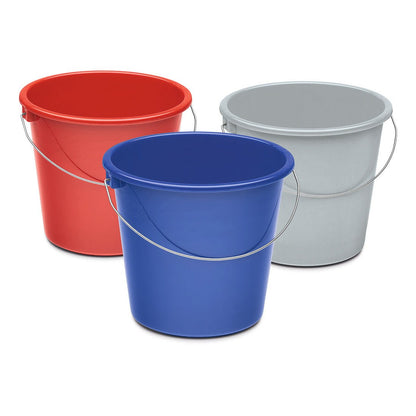 Három Nölle Profi Brush háztartási vödör 10 literes műanyagból, a Nölle Profi Brush Bürsten- & Pinseltechnik e.K. által - egy piros, egy kék és egy szürke - fém fogantyúkkal szorosan egymás mellett ábrázolva fehér alapon.