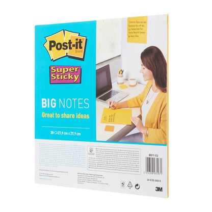 Egy 3M Post-it® Super Sticky Big Notes BN11-EU (279 mm x 279 mm, Sárga, 30 lap/blokk, 1 blokk/csomag, 100% PEFC-tanúsítvánnyal) csomag látható kék és sárga felirattal és egy nővel, aki sárga jegyzetlapokra ír egy laptopnál.
