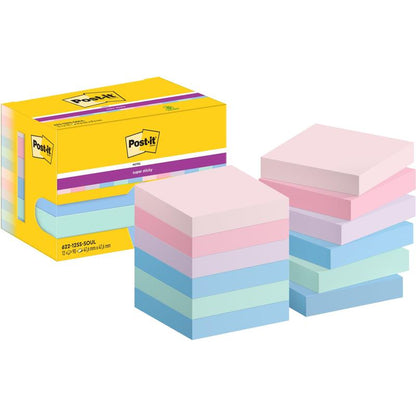 Egy sárga doboz Post-it® Super Sticky Notes (47,6 mm x 47,6 mm, 90 lap/tömb, 100% PEFC) a 3M Deutschland GmbH-tól két halom pasztellszínű tömb mellett áll, rózsaszín, kék, zöld és lila lapokkal.