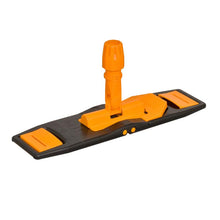 A TASKI MicroEasy Mop Frame, Klapphalter Tasche/Lasche 40 cm a Diversey Deutschland GmbH & Co. OHG-tól egy fekete-narancssárga műanyag klapphalter forgatható fejjel, amelyet a hatékony padlótisztításra terveztek lapos mopokkal.