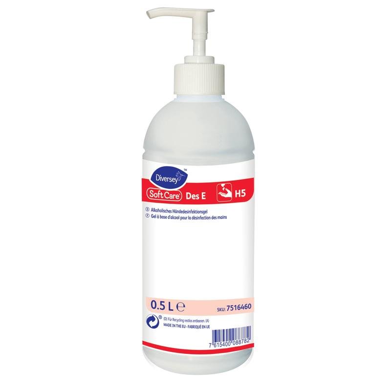Egy 0,5 literes pumpás palack Soft Care Des E H5, a Diversey Deutschland GmbH & Co. OHG VAH-listás gél kézfertőtlenítője, fehér-piros-kék felirattal, termékadatokkal és vonalkóddal az elején.
