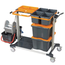 Der TASKI Midi Trolley Wet von Diversey Deutschland ist ein Top-System für die professionelle Nassreinigung mit Flach- und Kentucky-Mop-Bezügen, ausgestattet mit vier Rädern, farbcodierten Behältern, Caddy mit Werkzeug und Fächern für die organisierte Aufbewahrung.