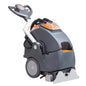 A TASKI procarpet 45 permetező extrakciós és kapszulázó gép a Diversey Deutschland GmbH & Co. OHG-tól szürke/narancssárga dizájnnal, nagy kerekekkel, tolókarral, tömlőkkel, átlátszó tartályfedéllel és elöl széles tisztító fúvókával győz meg.