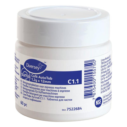 Egy fehér műanyag tartály a Diversey Deutschland GmbH & Co. OHG-tól, "Suma Cafè AutoTab tisztítótáblák eszpresszógépekhez 60 db" felirattal, eltávolítja a kávézsírokat és -olajokat, és meghosszabbítja a gép élettartamát. Többnyelvű címkével.