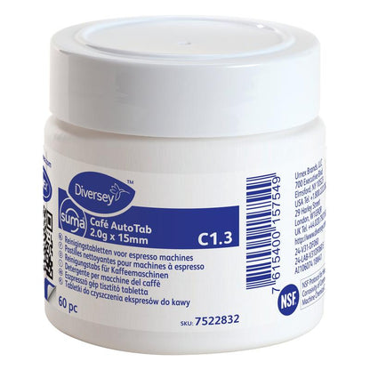 Egy fehér műanyag doboz "Suma Cafè AutoTab tisztítótáblák eszpresszógépekhez 60 db" a Diversey Deutschland GmbH & Co. OHG-tól, eltávolítja a kávéolajokat és meghosszabbítja a gép élettartamát; a címke többnyelvű adatokat és vonalkódot tartalmaz.