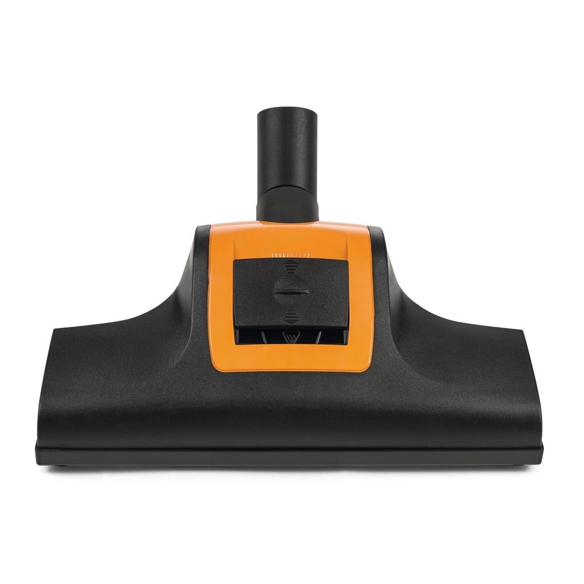 A Diversey TASKI AERO Turbo Vacuum kefe fekete és narancssárga színben két kapcsolóval van felszerelve, és illeszkedik a TASKI AERO modellekhez a hatékony tisztítás érdekében. A képen egy padlófej-feltét (1 darab) látható fehér háttér előtt.