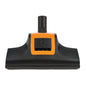 A Diversey TASKI AERO Turbo Vacuum kefe fekete és narancssárga színben két kapcsolóval van felszerelve, és illeszkedik a TASKI AERO modellekhez a hatékony tisztítás érdekében. A képen egy padlófej-feltét (1 darab) látható fehér háttér előtt.