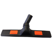 Eine Bodendüse 400mm für TASKI Steamer von Diversey Deutschland GmbH & Co. OHG, mit einem abgewinkelten Anschluss und zwei orangefarbenen Seitenpads, passend für verschiedene Einsätze. Packung enthält 1 Stück.