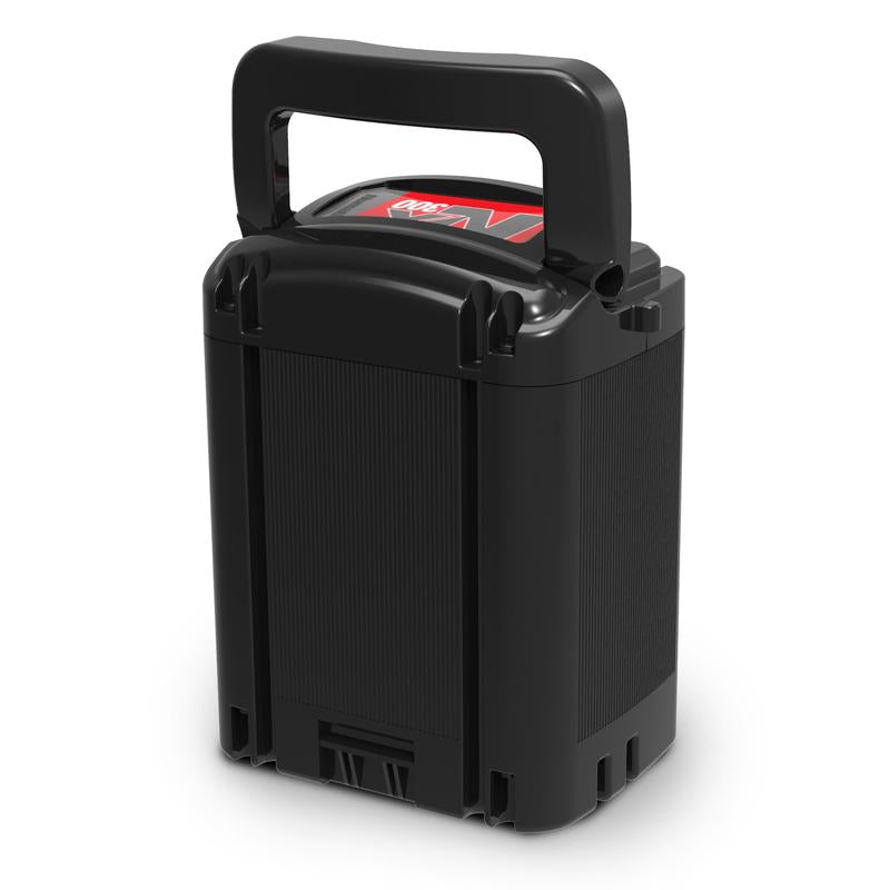 Egy fekete NX-akkumulátor (1 darab) a Diversey Deutschland GmbH & Co. OHG-tól, strukturált felülettel és fogantyúval, TASKI swingo 250µicro-hoz (2 akkumulátor a csomagban), fehér háttér előtt ábrázolva.