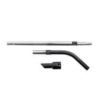 A Diversey TASKI AERO frissítőkészlete tartalmaz egy fém csőívet, egy tömlő csatlakozóelemet és egy teleszkópos rudat az Aero tartályos porszívókhoz, amelyek fehér háttér előtt vannak ábrázolva, hogy kiemeljék az egyes fejek tisztítási teljesítményét.