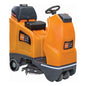 A TASKI swingo 2100µicro BMS Li-Ion a Diversey Deutschland GmbH & Co. OHG-tól egy kompakt narancssárga ülőpadló súroló-szívógép fekete üléssel, kormánnyal, látható első kefékkel és egy 150Ah Li-Ion akkumulátorral, beépített töltővel a hosszabb tisztítás érdekében.