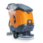 Egy TASKI ULTIMAXX 1900 SD43 Performance BMS 25A súroló-szívógép a Diversey Deutschland GmbH & Co. OHG-tól, kerékmeghajtással, 42L-es tartállyal és 43 cm-es egytárcsás kivitelben, fehér háttér előtt áll.